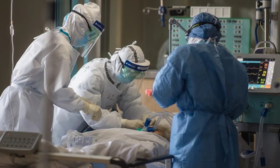 Các bác sĩ đang điều trị cho bệnh nhân tại một bệnh viện ở Vũ Hán. (Ảnh: Xinhua)