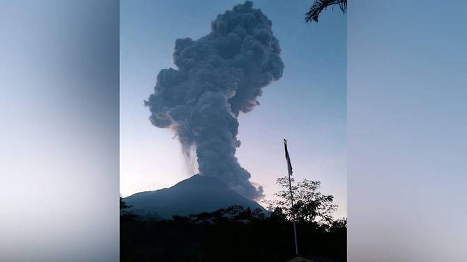 Hình ảnh núi lửa Merapi phun cột bụi khổng lồ sáng 3/3. (Ảnh: CNA)