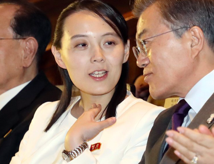 Cô Kim Yo Jong (trái) trong một dịp gặp Tổng thống Hàn Quốc Moon Jae-in. (Ảnh: AP)