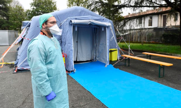 Một nhân viên y tế đang làm nhiệm vụ tại một điểm xét nghiệm Covid-19 thuộc Bệnh viện Spedaliở Bresica. (Ảnh: Reuters)