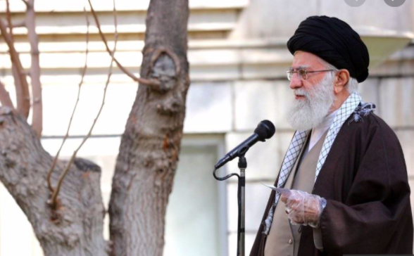 Đại giáo chủ Iran đeo bao tay khi phát biểu trên truyền hình. (Ảnh: AP)