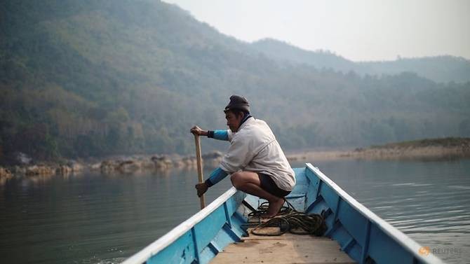 Một người dân Lào chèo thuyền ở khúc sông dự kiến sẽ được xây đập thủy điện ở Luang Prabang. (Ảnh: Reuters)