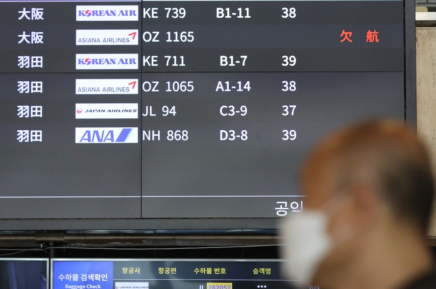 Bảng hiển thị các chuyến bay tại sân bay quốc tế Gimpo cho thấy chuyến bay đến TP Osaka, Nhật Bản, bị hủy sau khi Nhật Bản hạn chế người Hàn Quốc. (Ảnh: Yonhap)