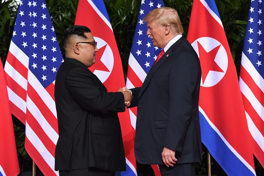 Tổng thống Mỹ Donald Trump và Chủ tịch Triều Tiên Kim Jong-un trong lần gặp nhau tại Singapore. (Ảnh: Yonhap)