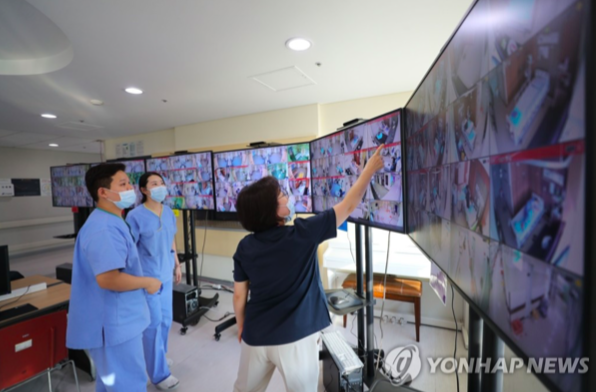 Các bác sĩ theo dõi hình ảnh trong khu cách ly áp lực âm tại Trung tâm y tế Seoul ngày 9/3. (Ảnh: Yonhap)