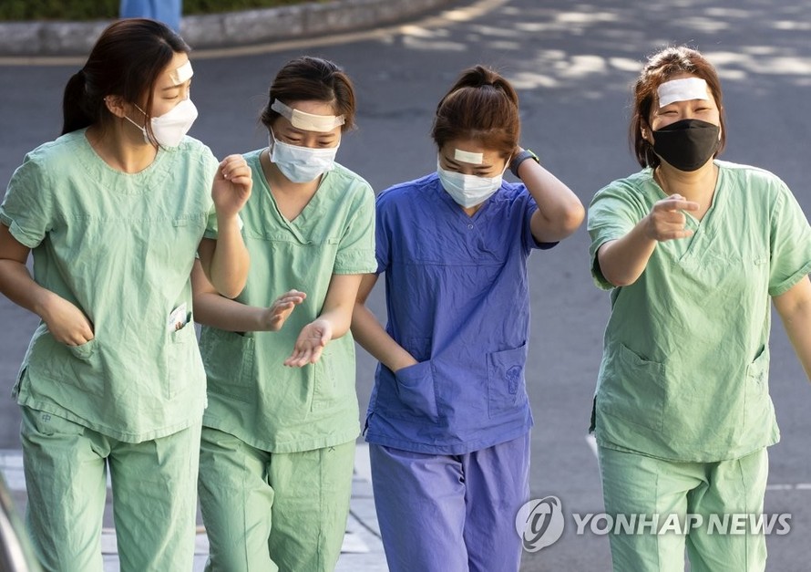 Các nhân viên y tế tại một bệnh viện ở TP Daegu lúc tan ca. (Ảnh: Yonhap)