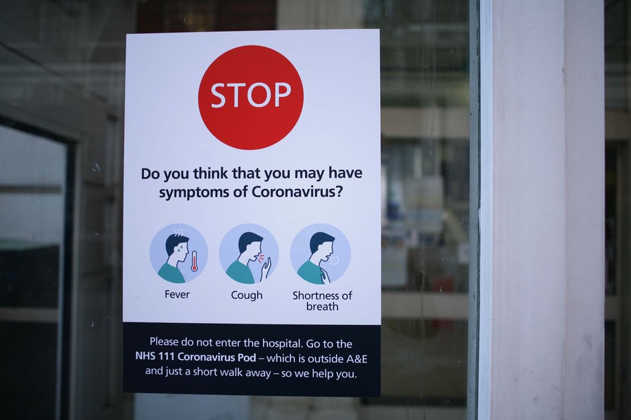Một poster thông báo những người có triệu chứng mắc Covid-19 không được vào bệnh viện St.Mary ở London. (Ảnh: Getty Images)