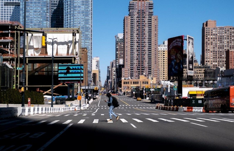 Đường phố ở khu Manhattan vắng vẻ vì dịch bệnh. (Ảnh: Reuters)