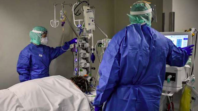 Các bác sĩ đang điều trị cho bệnh nhân Covid-19 ở Brescia, Italy. (Ảnh: AP)