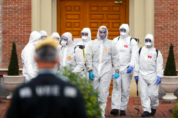 Lực lượng chức năng tiến hành phun khử khuẩn tại một nhà dưỡng lão ở Madrid ngày 23/3. (Ảnh: Reuters)