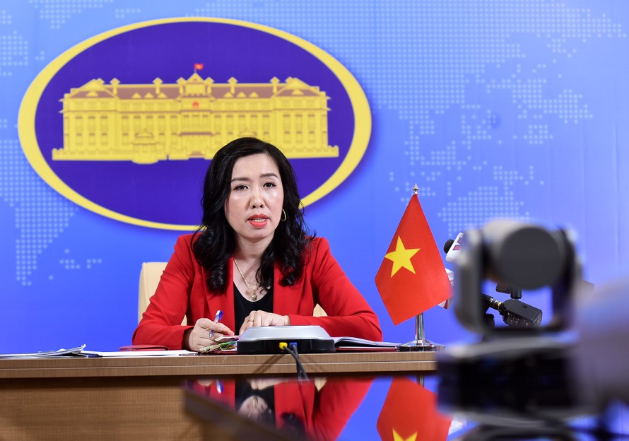 Bà Lê Thị Thu Hằng trong cuộc họp báo trực tuyến ngày 26/3. (Ảnh: Mofa)