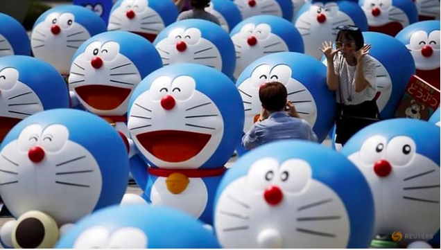 Một người đúng chụp ảnh trong triển lãm về Doraemon. (Ảnh: Reuters)