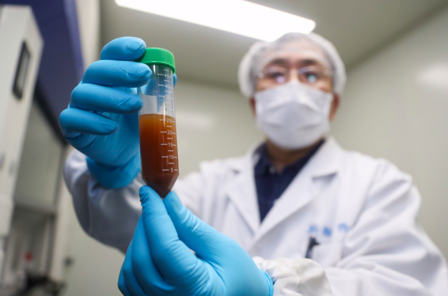 Một nhà khoa học Trung Quốc đang làm việc với vắc-xin phòng virus corona mới (Ảnh: Xinhua)