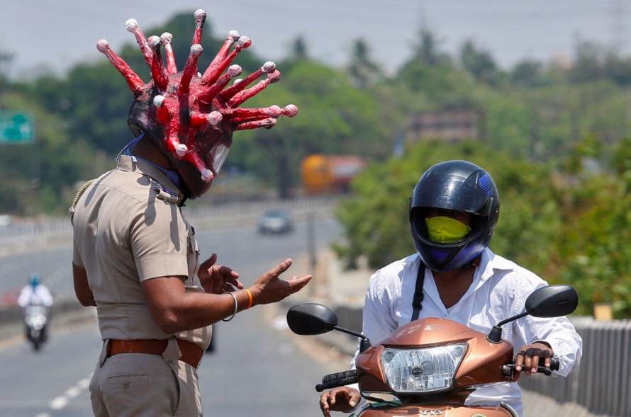 Một cảnh sát Ấn Độ đội mũ bảo hiểm hình virus corona. (Ảnh: Reuters)