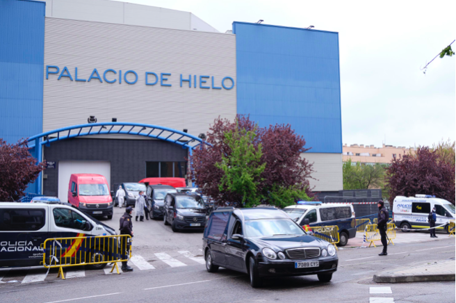 Các xe chở tử thi tập trung bên ngoài một bệnh viện ở Madrid, Tây Ban Nha, ngày 27/3. (Ảnh: Getty Images)