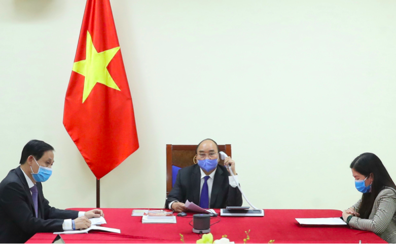 Thủ tướng Nguyễn Xuân Phúc tại buổi điện đàm. (Ảnh: VGP)