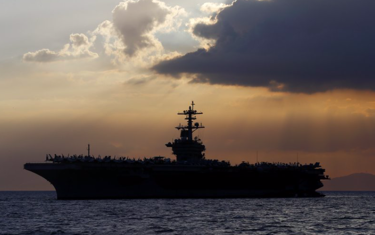 Tàu sân bay Mỹ USS Theodore Roosevelt đang đậu tại đảo Guam. (Ảnh: AP)