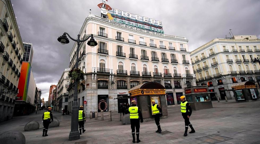 Binh lính tuần tra trên đường phố Tây Ban Nha. (Ảnh: Reuters)