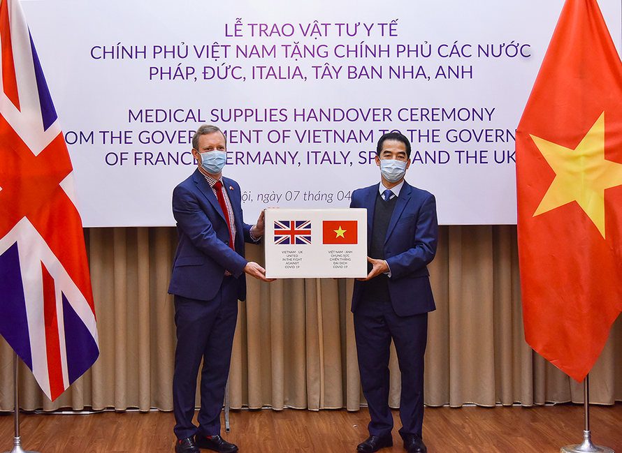 Thứ trưởng Ngoại giao Tô Anh Dũng trao tượng trưng số đồ dùng y tế Việt Nam tặng chính phủ Anh để hỗ trợ chống dịch COVID-19. (Ảnh: Mofa)