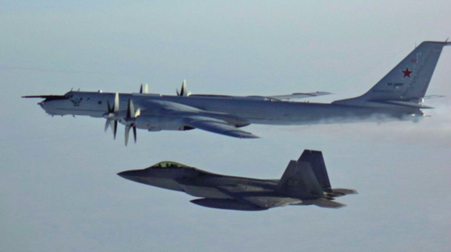 Bức ảnh do NORAD đưa ra ngày 9/3 cho thấy máy bay Mỹ đang xua máy bay trinh sát của Nga ở gần bờ biển Alaska