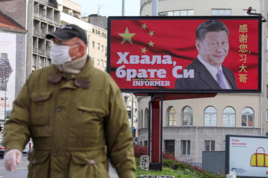 Tấm biển có hình Chủ tịch Trung Quốc Tập Cận Bình ở Belgrade, Serbia. (Ảnh: Reuters)