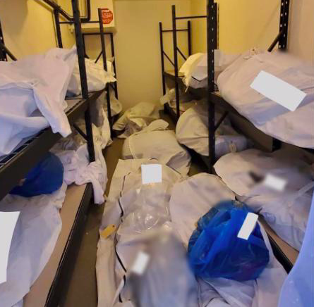 Các thi thể nằm ngổn ngang trong một phòng của bệnh viện Sinai-Grace. (Ảnh: CNN)