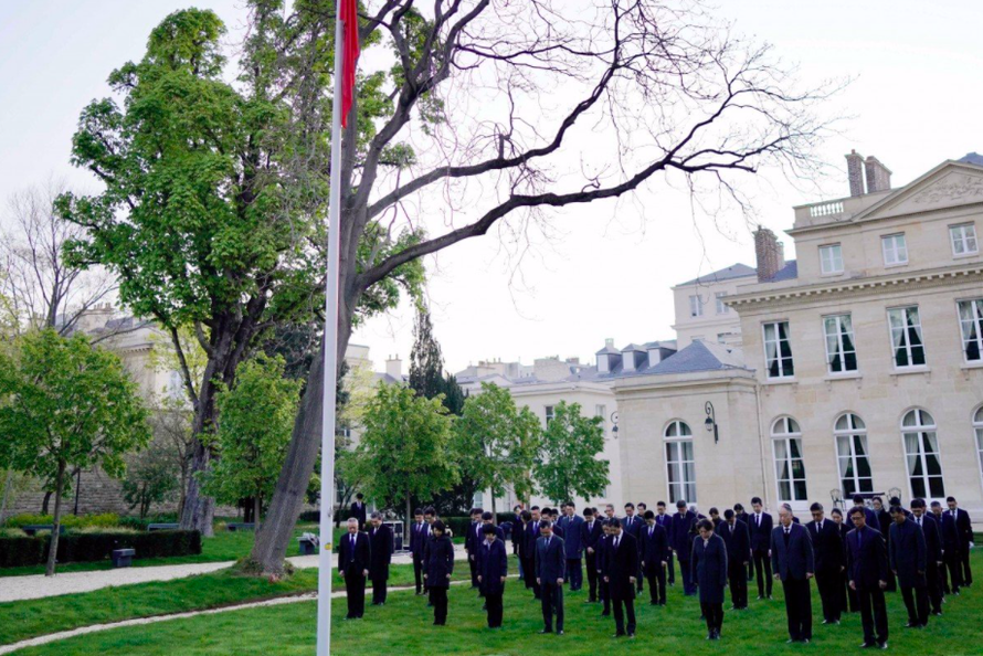 Đại sứ quán Trung Quốc tại Paris treo cờ rủ ngày 4/4 để tưởng nhớ những người đã chết vì COVID-19. (Ảnh: Xinhua)