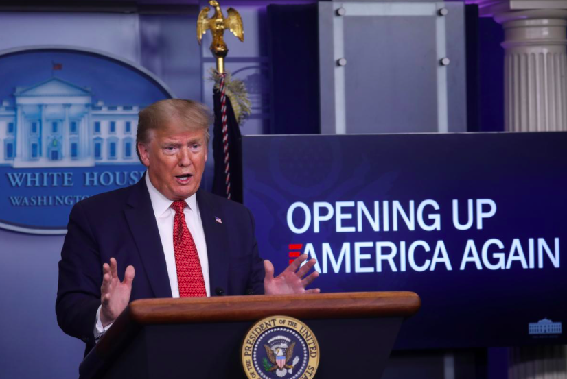 Tổng thống Mỹ Donald Trump trong buổi họp thông báo kế hoạch cho giai đoạn mở cửa trở lại. (Ảnh: Reuters)