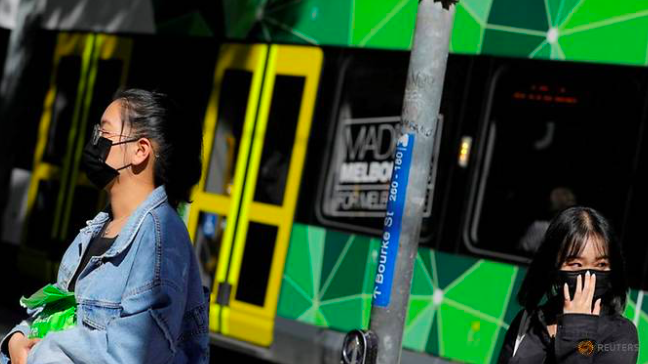 Người dân Melbourne, bang Victoria, Úc đeo khẩu trang khi đi đường hôm 29/1. (Ảnh: Reuters)