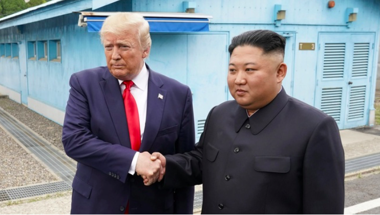 Ông Kim và ông Trump tại cuộc gặp ở khu phi quân sự giữa hai miền Triều Tiên ngày 30/6/2019. (Ảnh: Reuters)