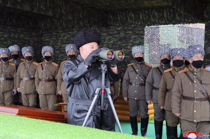 Ông Kim Jong Un thị sát một cuộc tập trận. (Ảnh: AP)