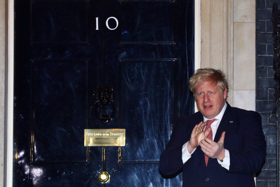 Thủ tướng Anh Boris Johnson sẽ quay lại làm việc từ ngày mai. (Ảnh: Reuters)