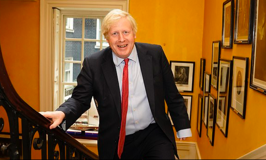 Thủ tướng Anh Boris Johnson trở về số 10 phố Downing sau khi đến bệnh viện đón con trai chào đời. (Ảnh: Daily Mail)