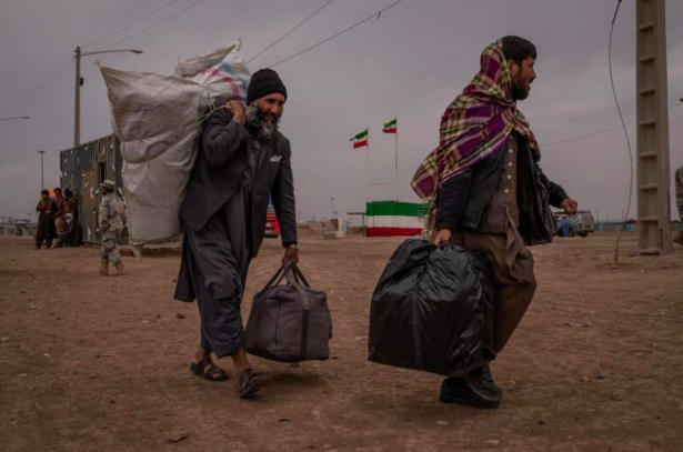 Một số người Afghanistan trở về từ Iran để tránh COVID-19. (Ảnh: NYT)