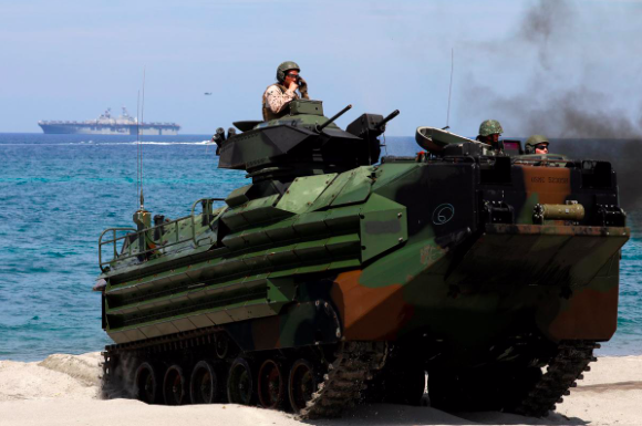 Lực lượng thuỷ quân lục chiến Mỹ sử dụng xe tấn công đổ bộ trong một cuộc diễn tập ở Philippines vào tháng 4/2019. (Ảnh: Reuters)
