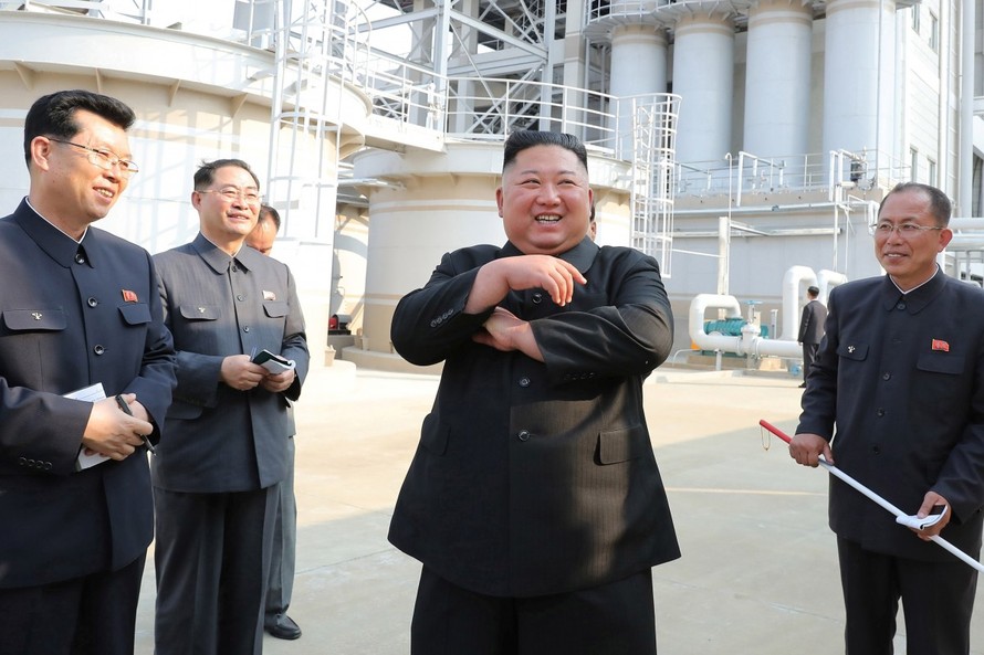 Ông Kim Jong Un dự lễ khánh thành một nhà máy phân bón gần đây. (Ảnh: Reuters)