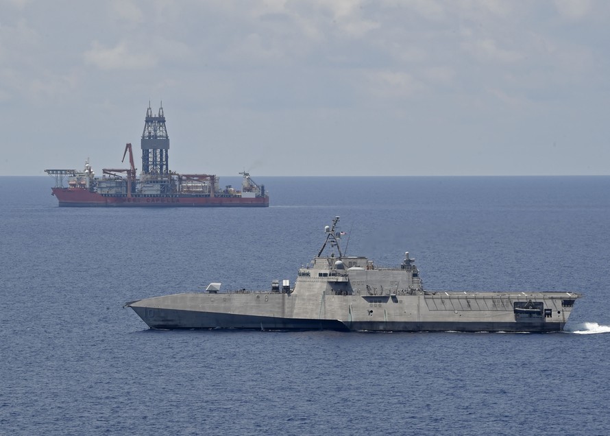 Tàu tác chiến Mỹ hiện diện gần tàu khoan dầu West Capella