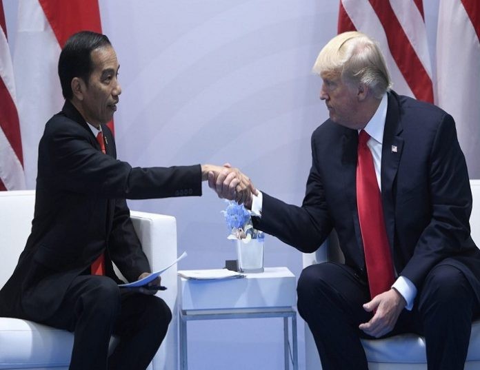 Tổng thống Indonesia (bìa trái) trong cuộc dịp gặp Tổng thống Mỹ Donald Trump. (Ảnh: Policy Times)