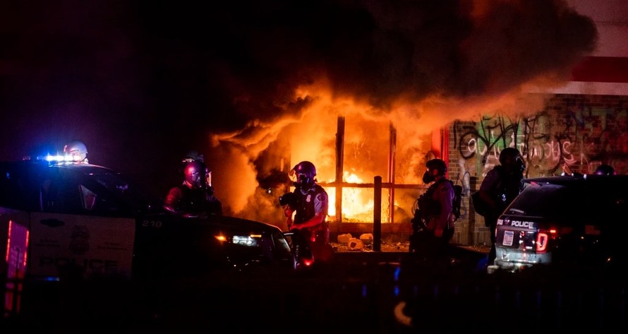 Khung cảnh bạo lực ở Minneapolis hôm 27/5. (Ảnh: Getty Images)