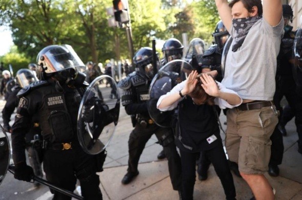 Đặc vụ Mỹ dẹp người biểu tình gần Nhà Trắng ngày 1/6. (Ảnh: Reuters)