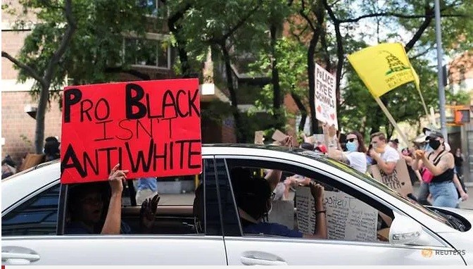Người biểu tình ở Manhattan, New York, giương tấm biển có dòng chứ: "Ủng hộ người da đen không phải chống lại người da trắng". (Ảnh: CNN)