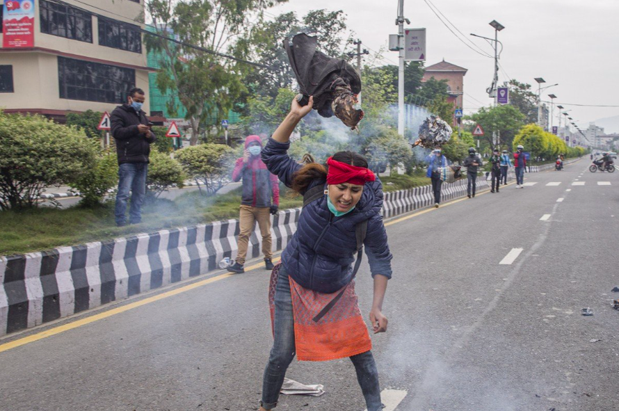 Một nhà hoạt động Nepal đốt ảnh Thủ tướng Ấn Độ Modi để phản đối việc khánh thành con đường qua vùng đất tranh chấp trên dãy Himalaya. (Ảnh: EPA)