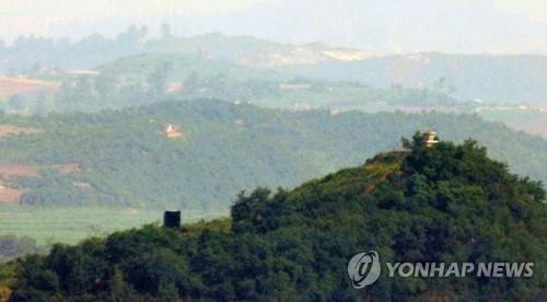 Một chiếc loa thùng được đặt gần chạm canh gác của Triều Tiên ở khu phi quân sự. (Ảnh: Yonhap)