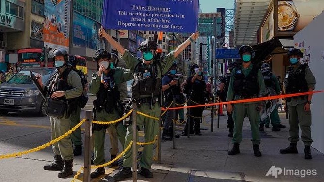 Cảnh sát Hong Kong làm nhiệm vụ trên đường phố hôm 28/6. (Ảnh: AP)