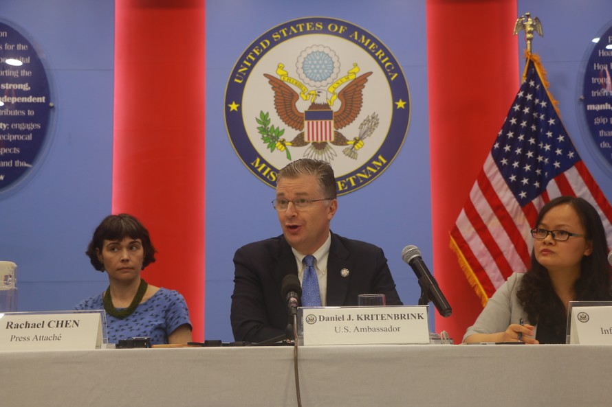 Đại sứ Mỹ Daniel Kritenbrink (giữa) tại cuộc gặp báo chí chiều 2/7. (Ảnh: DN)
