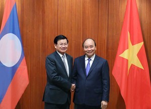 Thủ tướng Nguyễn Xuân Phúc tiếp đón Thủ tướng Lào. (Ảnh: VGP)