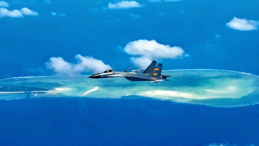 Một tiêm kích Trung Quốc bay trên biển Đông. (Ảnh: Xinhua)