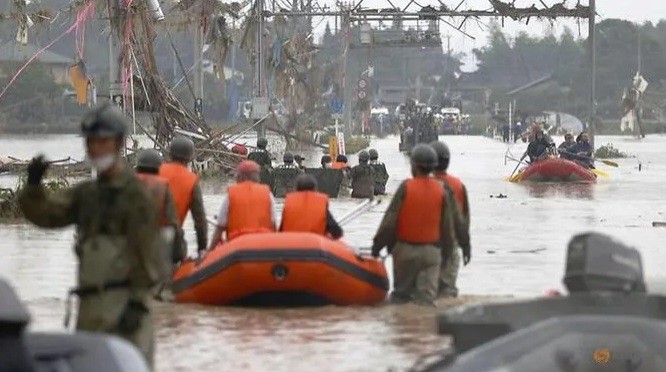 Lực lượng bảo vệ bờ biển Nhật Bản được huy động đi cứu hộ. (Ảnh: Reuters)