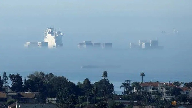 Một tàu hàng đậu trên vùng biển California hôm 23/4, khi tình hình COVID-19 vẫn diễn biến nghiêm trọng. (Ảnh: Reuters)
