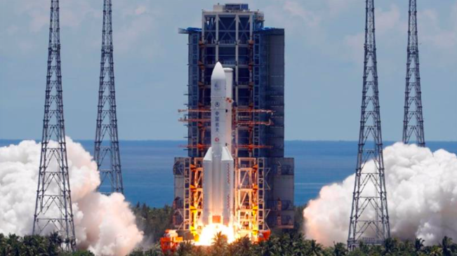 Tên lửa Trường Chinh 5 Y-4 đưa tàu Thiên Vấn-1 từ trung tâm vũ trụ ở đảo Hải Nam ngày 23/7. (Ảnh: Reuters)